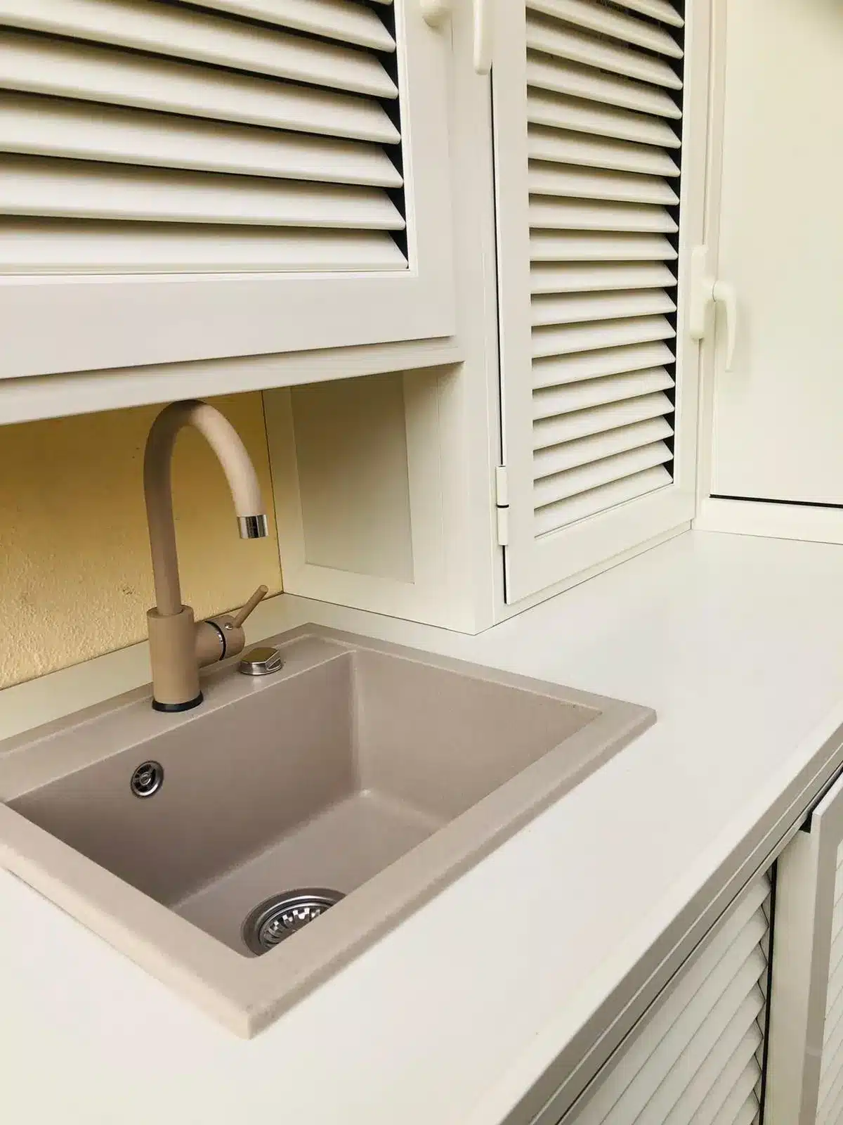 Armadio esterno con lavabo