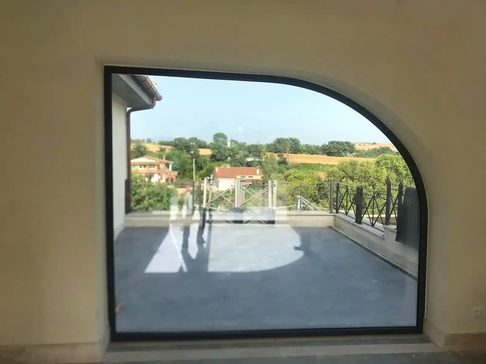 Infissi in alluminio ad arco con vetrata